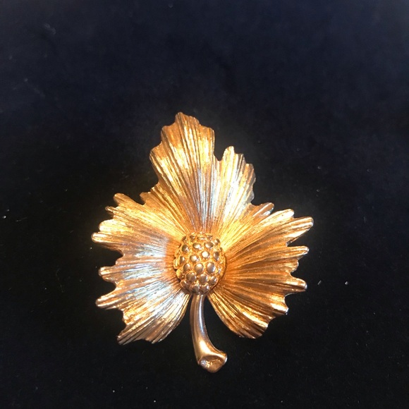 MONET SIGNED VINTAGE BROOCH - Picture 2 of 16